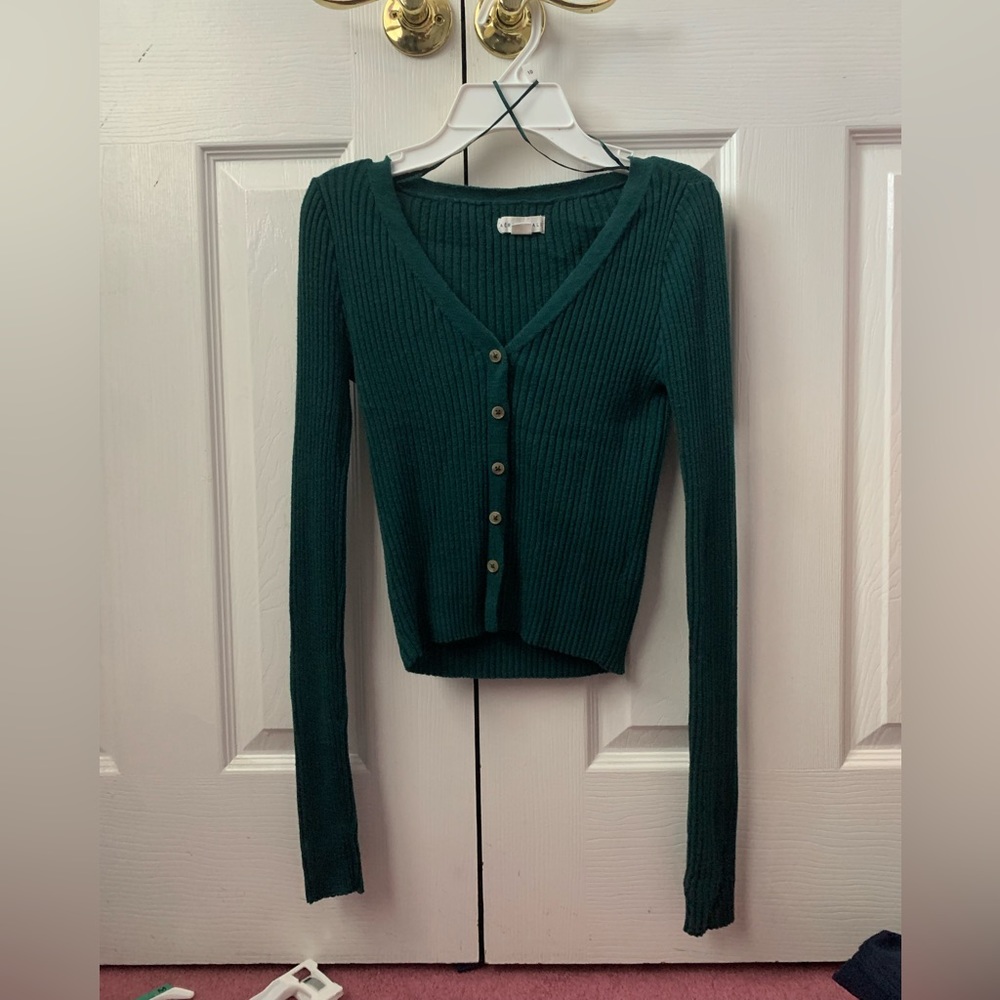 Aeropostale women’s v neck form fitting sweater. Forest green size small